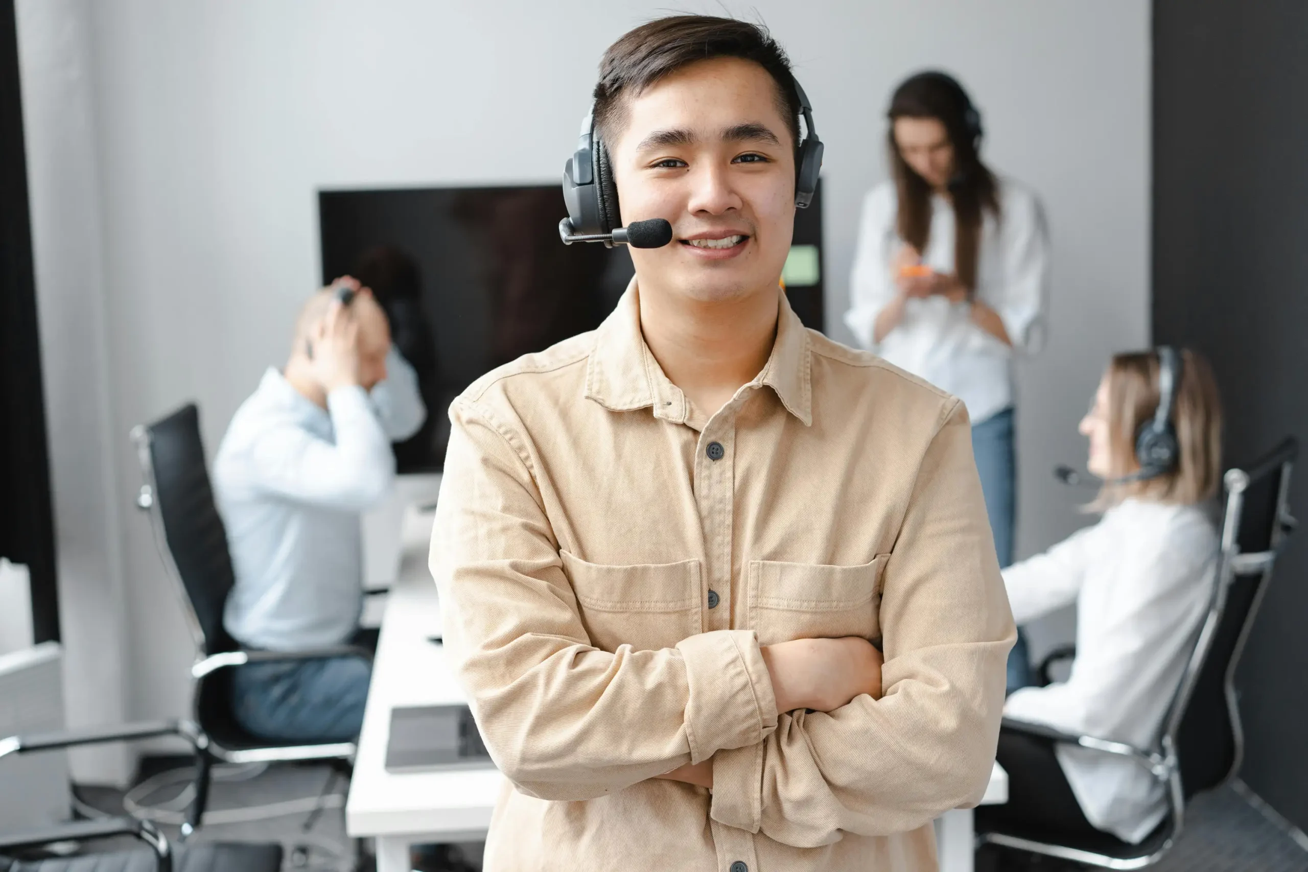 Technical support specialist helping telecom customers troubleshoot connectivity