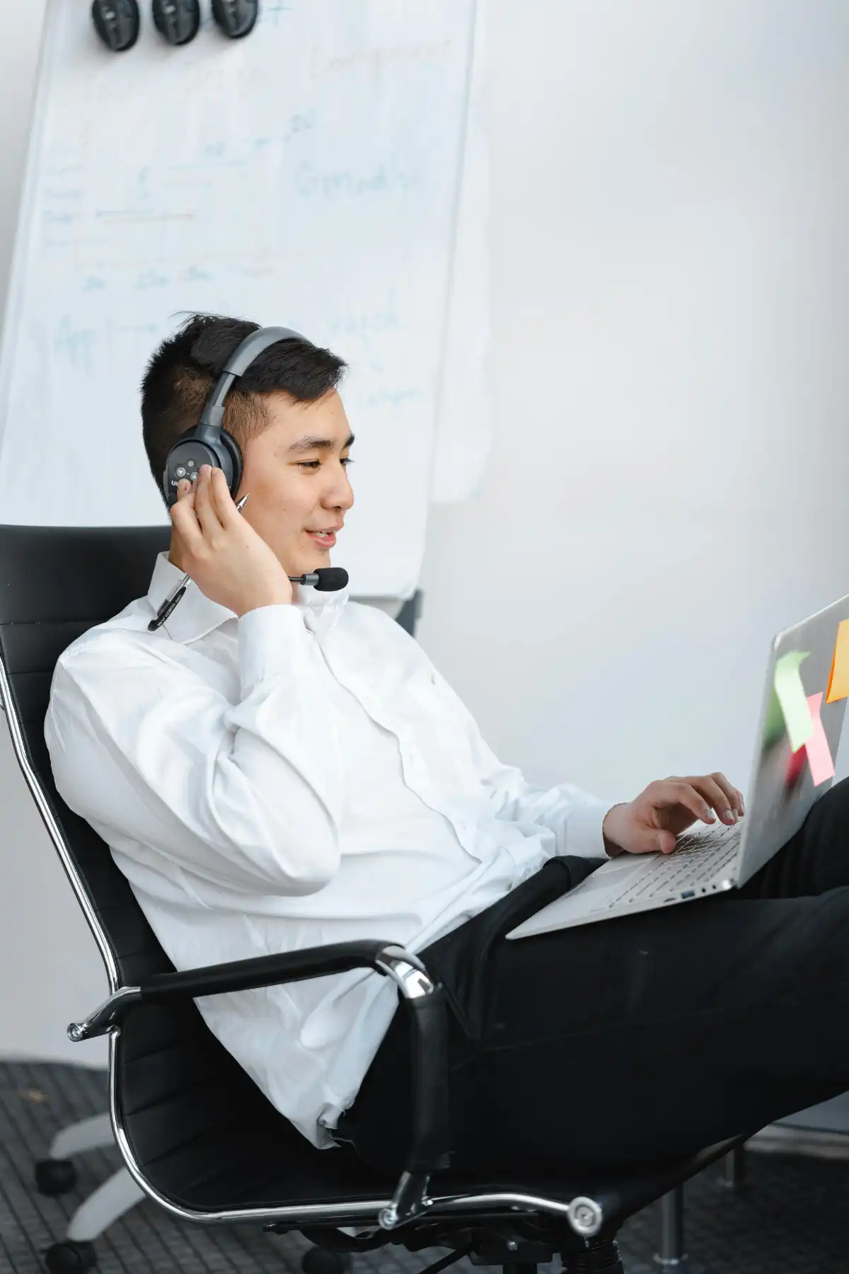 VoIP support specialist troubleshooting telecom networks and stabilizing call quality