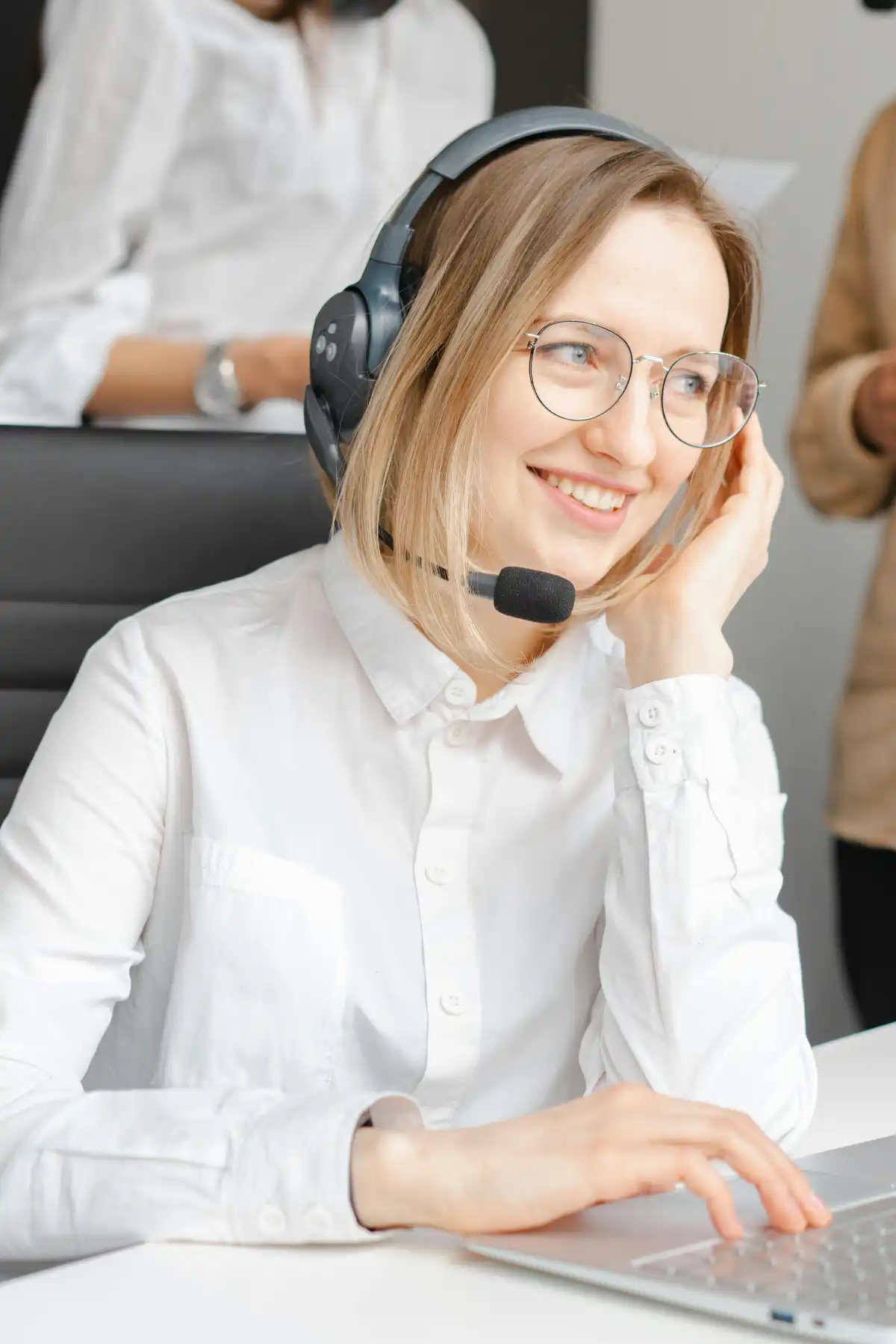 Customer Service Representative managing manufacturing client communications