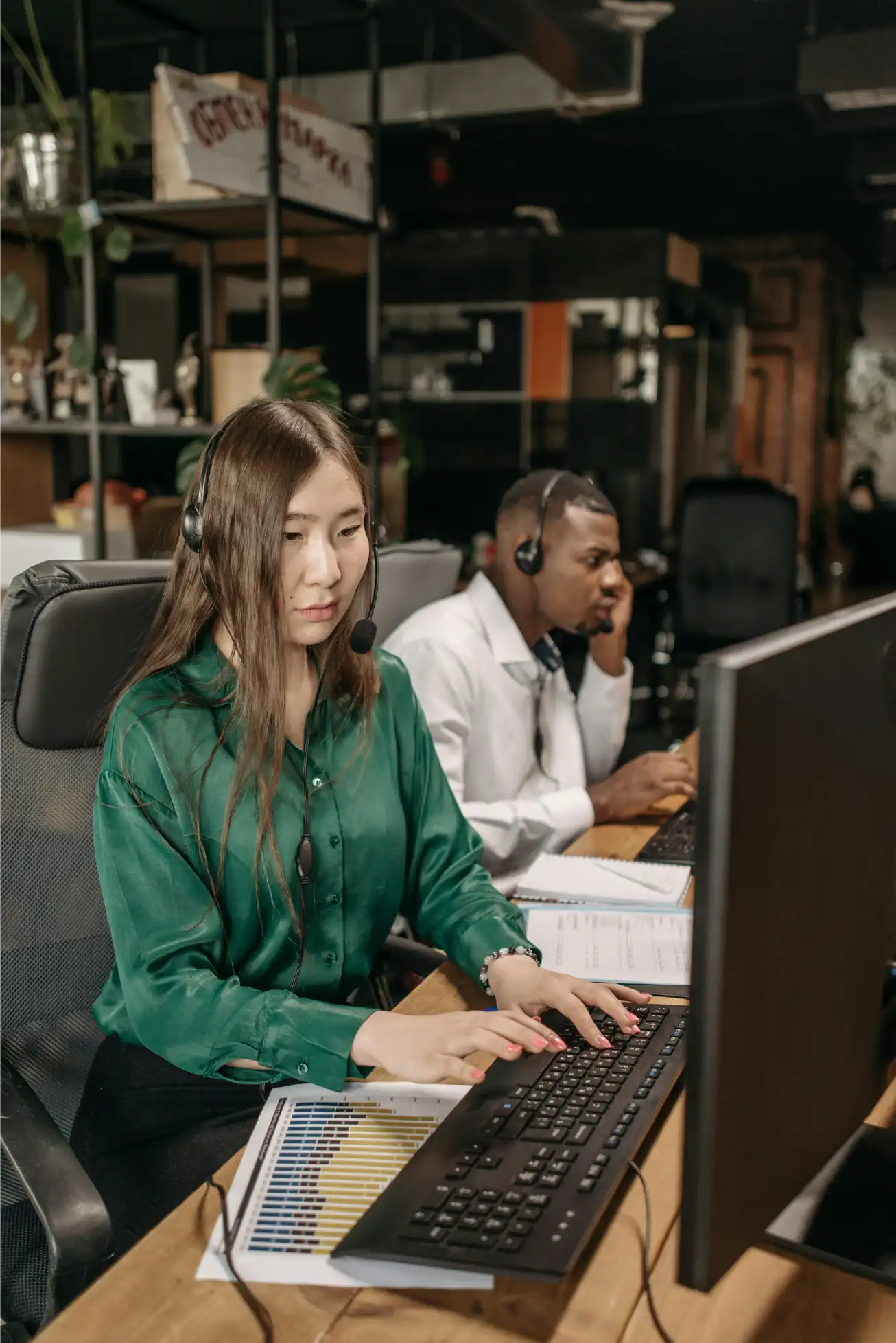 Mobile support specialist troubleshooting device connectivity and telecom service issues